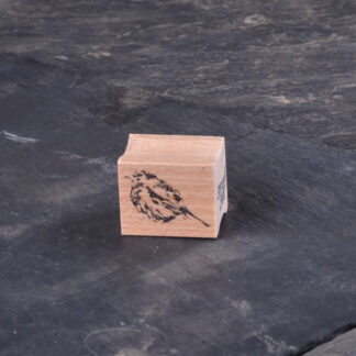 Vogel sitzend geplustert (Stempel)